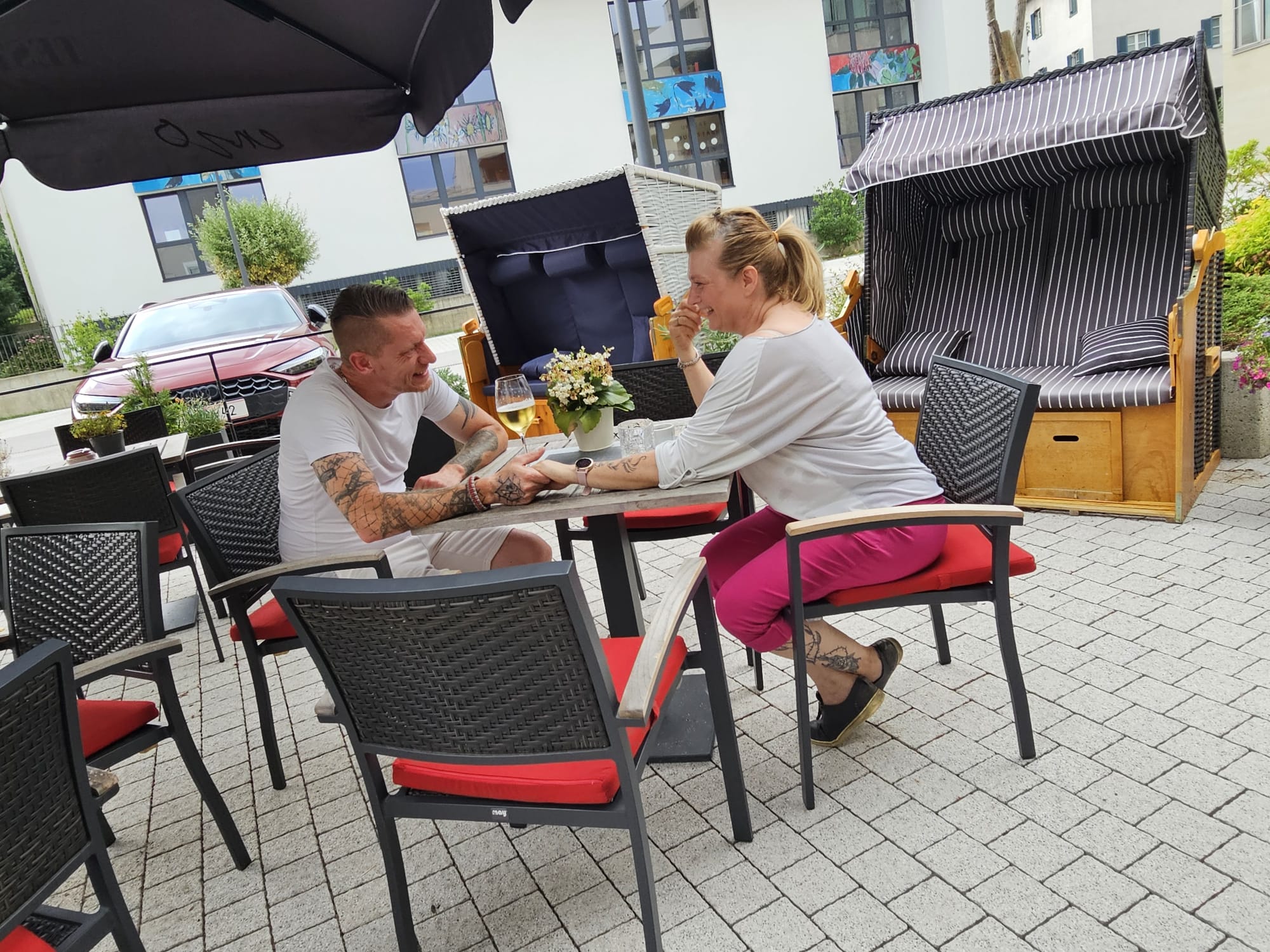 Gemütliche Sommerterrasse der cafébar TESTA ROSSA enzo in Schwaz